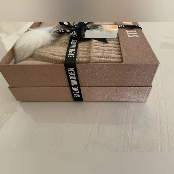 BRAND NEW Steve Madden beanie scarf set - Picture 4 of 9